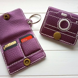 SD Karten Etui Hülle für 2 SDCards Kamera auf aubergine  Kunstleder gestickt, Geschenk Fotograf Schlüsselanhänger