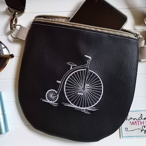 Umhängetasche Rad Fahrrad klein bestickt veganes schwarzes Kunstleder, Geschenk Radfahrer Schultertasche, Handytasche zum Umhängen Hochrad