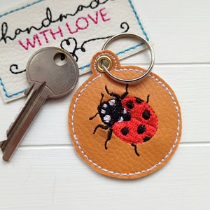 Marienkäfer Schlüsselanhänger gestickt, veganes Kunstleder, Anhänger Rucksack Taschenbaumler Geschenk Glücksbringer