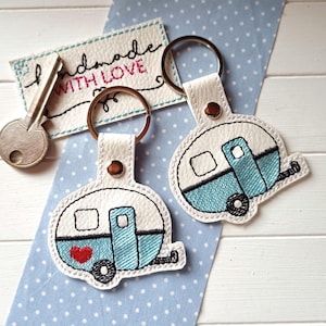 Schlüsselanhänger Wohnwagen Camper gestickt, weisses Kunstleder, Taschenbaumler, Anhänger Geschenk Camping