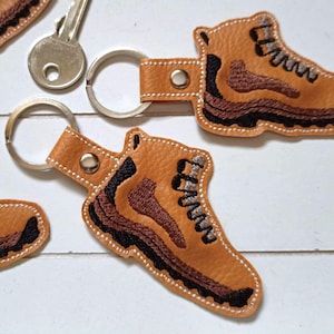 Schlüsselanhänger Wanderschuh Bergschuh gestickt auf Kunstleder, Taschenbaumler Geschenk Wanderer Bergwanderer Rucksack Anhänger