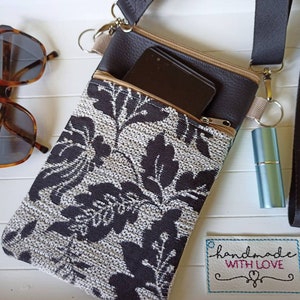 Kleine Umhängetasche floral aus Gobelin und Kunstleder mit 2 Reissverschluss Fächern, Festival Schultertasche, Handytasche zum Umhängen
