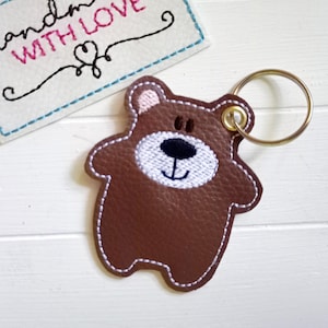 Teddy Bär Schlüsselanhänger gestickt, braunes Kunstleder, Anhänger Rucksack, Taschenbaumler, Geschenk Einschulung