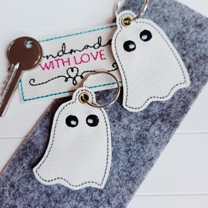 Geist Gespenst Schlüsselanhänger  veganes Kunstleder gestickt, Rucksack Anhänger weiss Taschenbaumler Geschenk Halloween