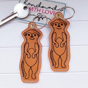 Erdmännchen Schlüsselanhänger gestickt, Kunstleder, Anhänger Rucksack Taschenbaumler Geschenk