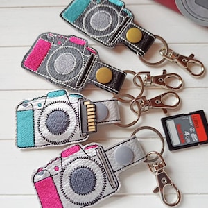 SD Karten Hülle Kamera Schlüsselanhänger Kunstleder gestickt, Geschenk Fotograf