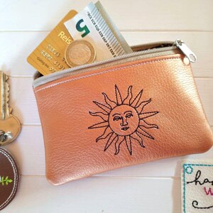 Mini Geldbörse Sonne gestickt, veganes Kunstleder kupfer, Geldbörse Kartentasche, Kopfhörer Tasche, Reisegeldbeutel, Tampontasche
