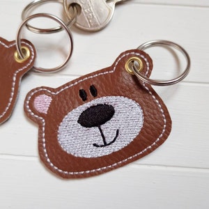 Teddy Bär Schlüsselanhänger gestickt, braunes Kunstleder, Anhänger Rucksack Taschenbaumler Geschenk