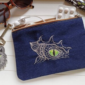 Drachen Auge Upcycling Tasche Jeans bestickt, Reissverschluss Etui 17cm x 11cm, Taschenorganizer, Kabeltasche, Geschenk Jungen