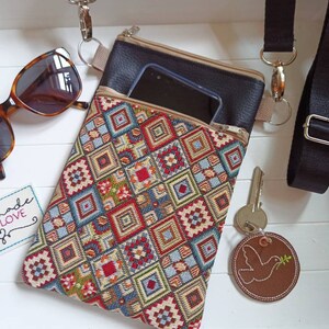 Kleine Crossbody Bag bunte Kacheln, 2 Reissverschluss Fächer Kunstleder Gobelin Stoff Festival Schultertasche, Handytasche zum Umhängen
