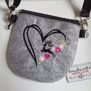 Kleine Umhängetasche Filz bestickt Dirndl Tracht Hirsch Herz Handtasche grau flach  Schultertasche, Handytasche Crossbody Bag Filztasche