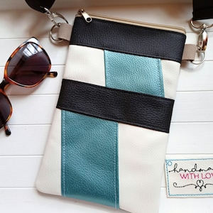 Kleine Umhängetasche fürs Handy, veganes Kunstleder blau schwarz weiss, Handtasche flach, Schultertasche Handytasche Geschenk