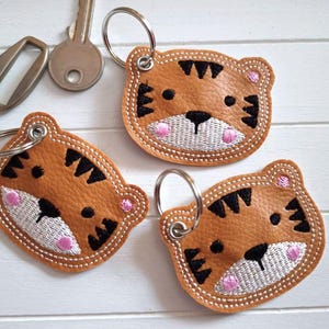 Tiger Schlüsselanhänger gestickt, Taschenbaumler Kunstleder, Rucksack Anhänger Geschenk