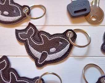 Orca Wal Schlüsselanhänger Taschenbaumler auf schwarzem Kunstleder gestickt, Anhänger Rucksack Geschenk Mitbringsel