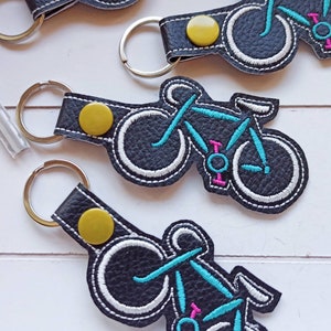 Schlüsselanhänger Fahrrad für E-Bike bunt gestickt veganes Kunstleder, Taschenbaumler Radfahrer Geschenk