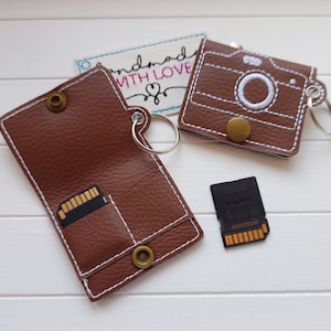 SD Karten Hülle Etui für 2 Speicherkarten, gestickt auf braunem Kunstleder, Kamera Geschenk Fotograf Schlüsselanhänger