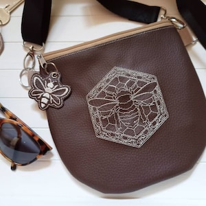 Kleine Umhängetasche Biene bestickt aus braunem Kunstleder, Schultertasche, Handytasche Crossbody Bag