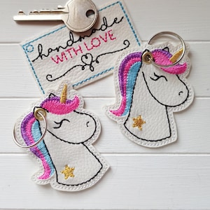 Einhorn Schlüsselanhänger gestickt, weisses, veganes Kunstleder, Anhänger Rucksack Taschenbaumler, Geschenk Mädchen