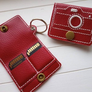 SD Karten Etui Hülle für 2 SDCards Kamera auf weinrotem Kunstleder gestickt, Geschenk Fotograf Schlüsselanhänger