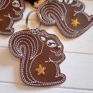 Eichhörnchen Schlüsselanhänger gestickt, Taschenbaumler braunes Kunstleder, Rucksack Anhänger, Geschenk Mitbringsel