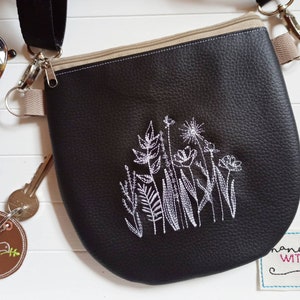 Umhängetasche klein Wiesenblumen bestickt aus schwarzem veganen Kunstleder, Schultertasche, Handytasche Crossbody Bag