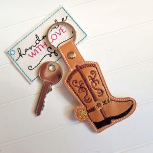 Schlüsselanhänger Cowboy Stiefel Western gestickt, veganes braunes Kunstleder, Taschenbaumler Geschenk Country Cowgirl Rucksack Anhänger
