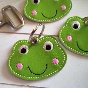 Frosch Schlüsselanhänger gestickt, grünes Kunstleder, Taschenbaumler, Rucksack Anhänger, Geschenk Mitbringsel