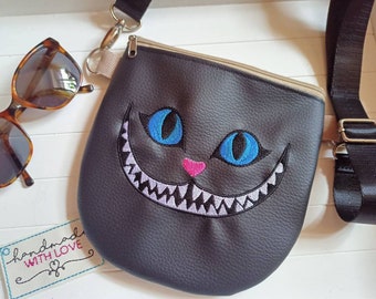 Kleine Umhängetasche Grinsekatze bestickt aus schwarzem Kunstleder, Katze Handtasche flach  Schultertasche, Handytasche Crossbody Bag