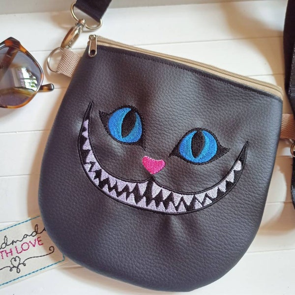 Kleine Umhängetasche Grinsekatze bestickt aus schwarzem Kunstleder, Katze Handtasche flach  Schultertasche, Handytasche Crossbody Bag