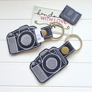SD Kartenhalter Kamera Etui für SD Cards, Schlüsselanhänger Kunstleder gestickt, Geschenk Fotograf