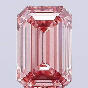 Könnte beinhalten: Ein facettierter, rechteckig geschliffener rosa Edelstein. Der Stein hat eine Reihe paralleler Facetten an den Seiten, mit einer spitzen Ober- und Unterseite. Die Farbe ist ein weiches, helles Rosa mit einem tieferen Rosaton in der Mitte.