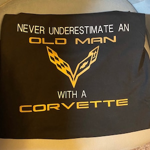 Ne sous-estimez jamais un vieil homme avec un t-shirt ou un sweat à capuche Corvette - T-shirt ou sweat à capuche graphique
