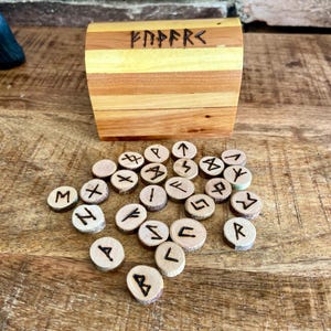 Handgefertigte Ältere Futhark Holzrunen Set: Skandinavische Wikinger Wahrsagung