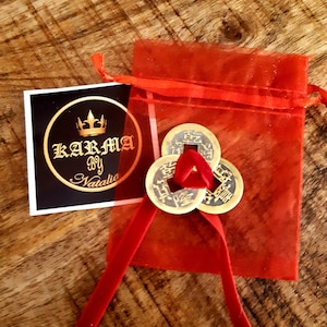 Talismã da sorte Feng Shui com 3 moedas amarradas para atrair riqueza, amuleto da sorte em caixa de presente/bolsa/carteira, moedas da sorte chinesas, 3 moedas grandes