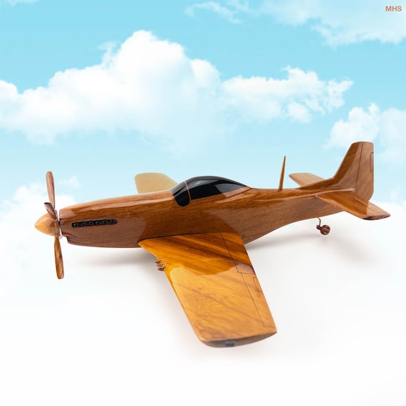 彫刻入りP51マスタング木製航空機模型：手作りのパーソナライズされた