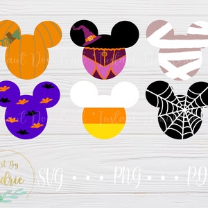 Puede incluir: Seis diseños diferentes de cabeza de Mickey Mouse con temática de Halloween. Los diseños incluyen una calabaza, una bruja, una momia, un murciélago, un maíz dulce y una telaraña.