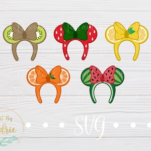 Op de afbeelding: Vijf verschillende fruit-thema Minnie Mouse oorbellen. De oorbellen zijn gemaakt van vilt en hebben een verscheidenheid aan fruit, waaronder kiwi, aardbei, citroen, sinaasappel en watermeloen.