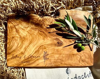 Hochzeitsgeschenk personalisiert - Schneidebrett mit Gravur zur Hochzeit - Olivenholzbrett als Geschenk zur Hochzeit - mit Gravur + Rinde
