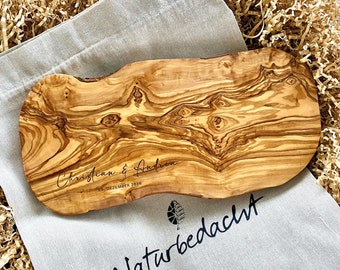 Regalo de boda personalizado - tabla de cortar con grabado para la boda - tabla de madera de olivo como regalo para la boda - con grabado + corteza