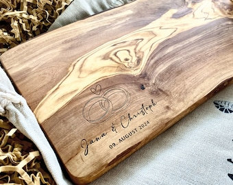 Hochzeitsgeschenk personalisiert - Schneidebrett mit Gravur zur Hochzeit - Olivenholzbrett als Geschenk zur Hochzeit - mit Gravur + Rinde