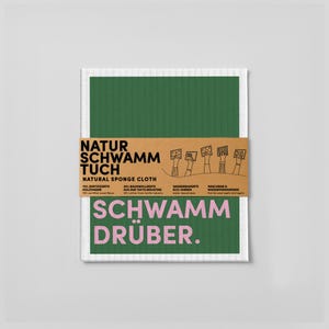 Pode incluir: Um pano de esponja natural verde com bordas brancas. A embalagem apresenta texto em alemão e inglês, incluindo "NATUR SCHWAMM TUCH" e "NATURAL SPONGE CLOTH". O texto "SCHWAMM DRÜBER" é rosa.