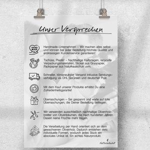 Puede incluir: Un gr&aacute;fico en blanco y negro con el texto "Unser Verfprechen" en una fuente manuscrita. El gr&aacute;fico enumera el compromiso de la empresa de utilizar embalajes sostenibles, ofrecer un env&iacute;o r&aacute;pido y garantizar la satisfacci&oacute;n del cliente. El gr&aacute;fico tambi&eacute;n menciona que la empresa utiliza madera de olivo.