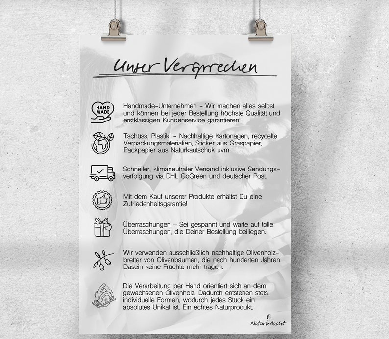 Puede incluir: Un gr&aacute;fico en blanco y negro con el texto "Unser Verfprechen" en una fuente manuscrita. El gr&aacute;fico enumera el compromiso de la empresa de utilizar embalajes sostenibles, ofrecer un env&iacute;o r&aacute;pido y garantizar la satisfacci&oacute;n del cliente. El gr&aacute;fico tambi&eacute;n menciona que la empresa utiliza madera de olivo.