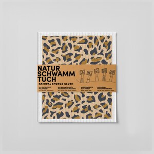 Op de afbeelding: Een pakket natuurlijke sponsdoeken met een luipaardprint in bruin, beige en marineblauw. De verpakking bevat Duitse en Engelse tekst, die de milieuvriendelijke eigenschappen van het product benadrukt.