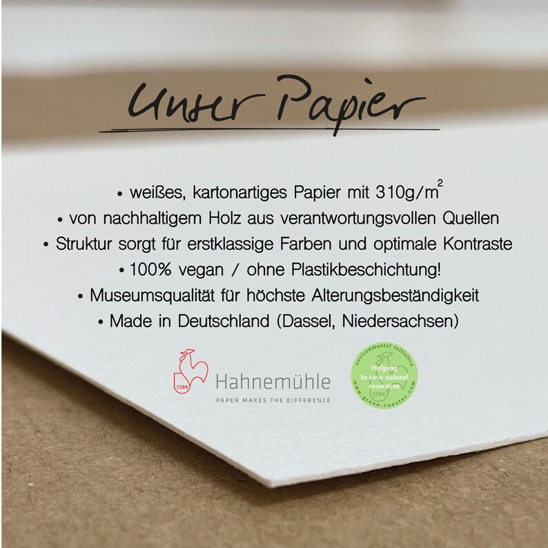 May include: Close-up of white textured paper with the text "Unser Papier" in cursive. The paper has a weight of 310g/m&sup2; and is made from sustainable wood. The Hahnem&uuml;hle logo is visible, along with text about the paper's features.