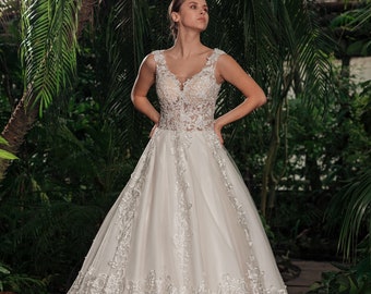 Abito da sposa decorato con pizzo di macrame. Abito da sposa in pizzo con treno. Abito da sposa classico. Abito da sposa a v collo. Abito da sposa romantico.