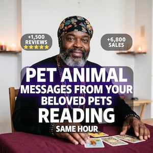 Può includere: Una persona che indossa un foulard a motivi e una maglia scura a maniche lunghe esegue una lettura di tarocchi. Le scritte sovrapposte indicano: +1.500 REVIEWS, +6.800 SALES, PET ANIMAL MESSAGES FROM YOUR BELOVED PETS READING e SAME HOUR. Quattro carte sono sul tavolo.