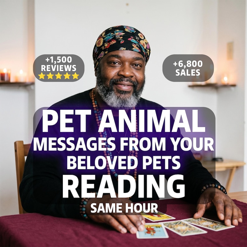 K&ouml;nnte beinhalten: Eine Person mit gemustertem Kopftuch und dunklem Langarmshirt f&uuml;hrt eine Tarotkarten-Lesung durch. Text&uuml;berlagerungen zeigen: +1.500 BEWERTUNGEN, +6.800 VERK&Auml;UFE, PET ANIMAL MESSAGES FROM YOUR BELOVED PETS READING und SAME HOUR. Vier Tarotkarten liegen auf dem Tisch.