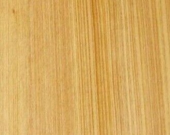 Könnte beinhalten: Ein vertikales, rechteckiges Stück hellbraunes Holzfurnier mit einer gleichmäßigen, geraden Maserung, die subtile Farb- und Texturschwankungen aufweist, welche parallel entlang der gesamten Länge der natürlichen Holzoberfläche verlaufen.