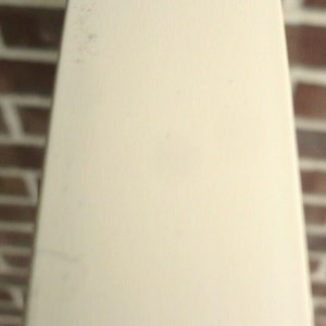 Rollo de canto de PVC color almendra de 2&quot; x 120&quot; con adhesivo termofusible preencolado de 1/40&quot;